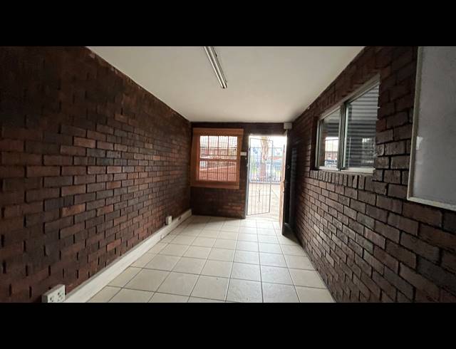 550M² WAREHOUSE TO LET IN SPARTAN